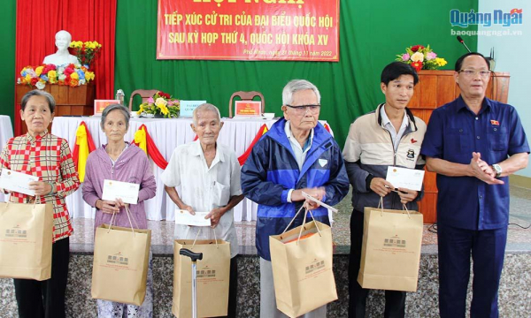 Phó Chủ tịch Quốc hội Trần Quang Phương tặng quà cho người nghèo ở xã Phổ Nhơn