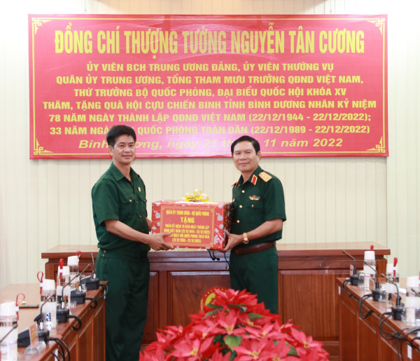 Thượng tướng Nguyễn Tân Cương thăm, tặng quà Hội cựu Chiến binh tỉnh Bình Dương -0