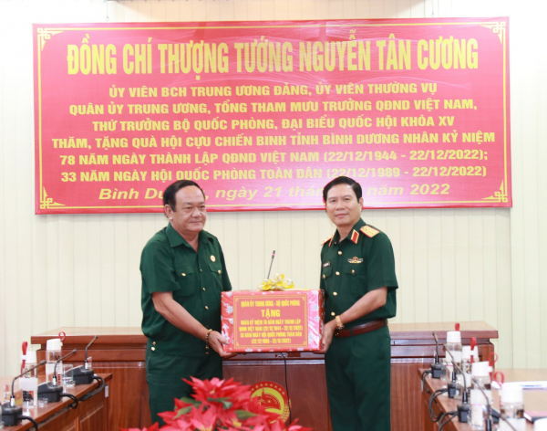 Thượng tướng Nguyễn Tân Cương thăm, tặng quà Hội cựu Chiến binh tỉnh Bình Dương -0