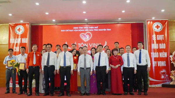 Thừa Thiên Huế: Tôn vinh 100 gương mặt hiến máu tình nguyện tiêu biểu năm 2022 -1
