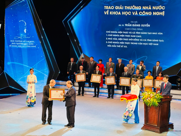 GS.TS Trần đăng Xuyền vinh dự nhận giải thưởng Nhà nước về Văn học nghệ thuật -0