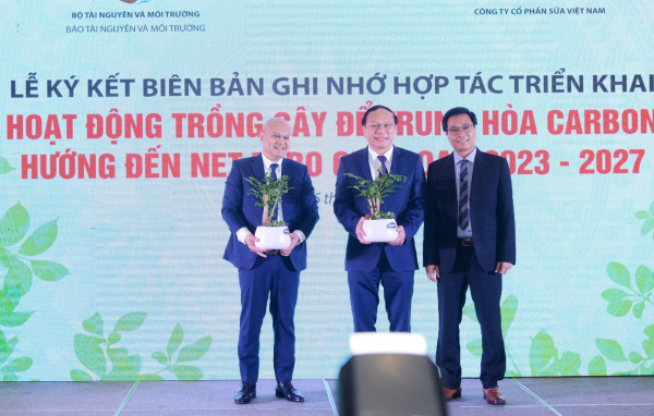Đại diện cho Công ty sữa Vinamilk trao tặng cây xanh Thứ trưởng Lê Công Thành và Tổng biên tập Hoàng Mạnh Hà
