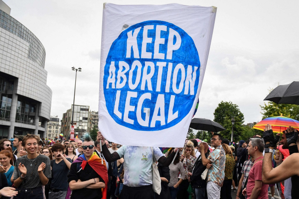 Những người biểu tình tại Pháp hôm 25.6 phản đối quyền cấm phá thai. Ảnh: AFP.