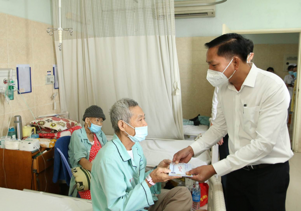 BHXH tỉnh Đồng Nai trao tặng thẻ BHYT, quà cho bệnh nhân nghèo trên địa bàn tỉnh. Ảnh: Mai Linh