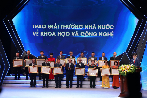 Chủ tịch Nước Nguyễn Xuân Phúc trao Giải thưởng Nhà nước cho các tác giả, đại diện tác giả, đồng tác giả