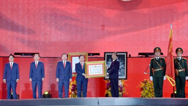 Phó Thủ tướng Lê Văn Thành trao tặng Huân chương Lao động hạng Nhất cho thành phố Phổ Yên. Ảnh: Lâm Hiển