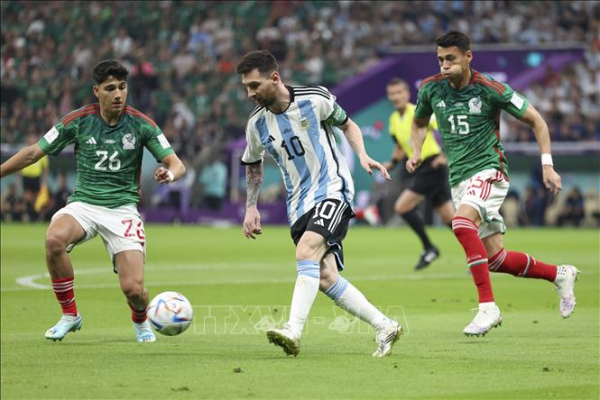 Bảng C: Messi tỏa sáng giúp Argentina giữ hy vọng đi tiếp -0