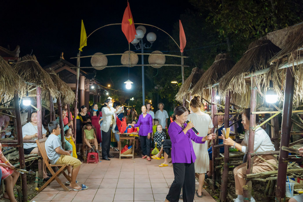 Chợ đêm “Cầu ngói Thanh Toàn” thu hút du khách thập phương -0