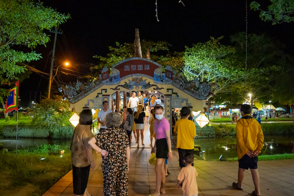Chợ đêm “Cầu ngói Thanh Toàn” thu hút du khách thập phương -2