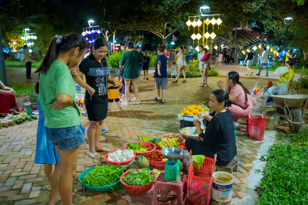 Chợ đêm “Cầu ngói Thanh Toàn” thu hút du khách thập phương -3