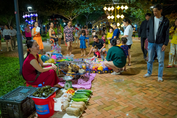 Chợ đêm “Cầu ngói Thanh Toàn” thu hút du khách thập phương -4