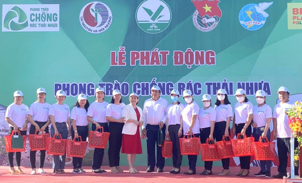 Phó Chủ tịch UBND tỉnh Nguyễn Văn Liệt tặng giỏ xách tượng trưng cho đại diện Hội Liên hiệp phụ nữ các Phường