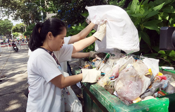 Hoạt động thu gom rác thải nhựa của người dân TP. Hồ Chí Minh. Nguồn: ITN