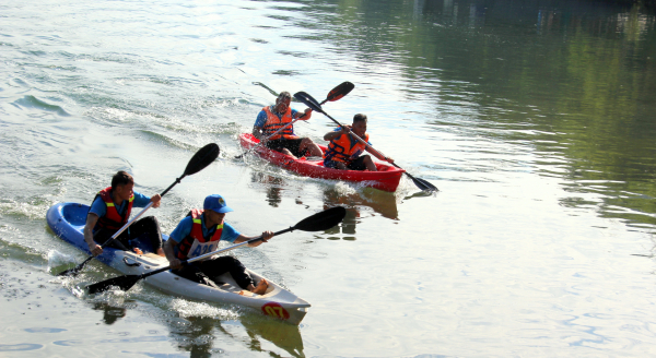 Giải đua thuyền Kayak và đi bộ tại xóm Ké, xã Hiền Lương, huyện Đà Bắc. Ảnh Xuân Việt