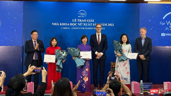 Ban Tổ chức trao giải Giải thưởng L’Oréal – UNESCO cho Ba nhà khoa học nữ xuất sắc năm 2022
