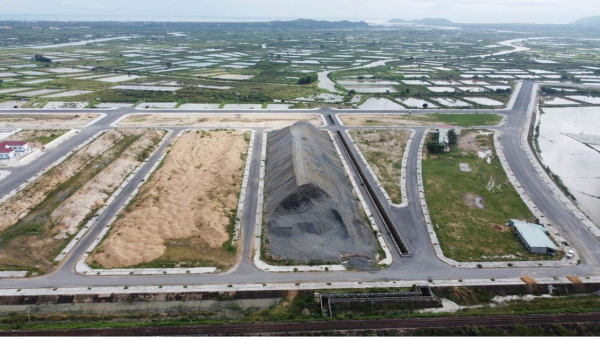Phú Yên: Nhiều “núi vật liệu” tập kết gần khu dân cư có đúng quy định? -1