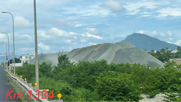 Phú Yên: Nhiều “núi vật liệu” tập kết gần khu dân cư có đúng quy định? -4