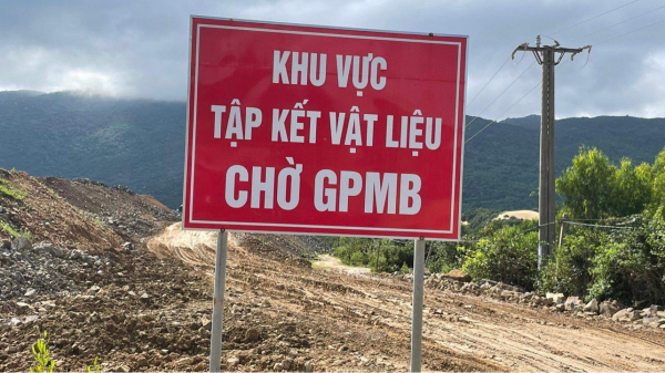 Phú Yên: Nhiều “núi vật liệu” tập kết gần khu dân cư có đúng quy định? -5