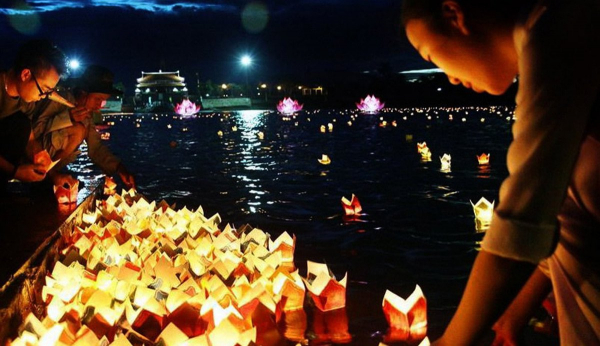 Chùa Ba Vàng tổ chức Đại lễ cầu siêu - Thả hoa đăng tri ân bên sông Thạch Hãn  -0