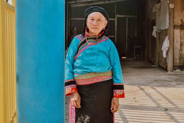 trang phục người hoa mang đậm nét thời nhà thanh, trung quốc. loại áo cơ bản thường có cổ viền cao, cài khuy một bên, xẻ tà và mặc kèm quần đen thụng. .jpg -0