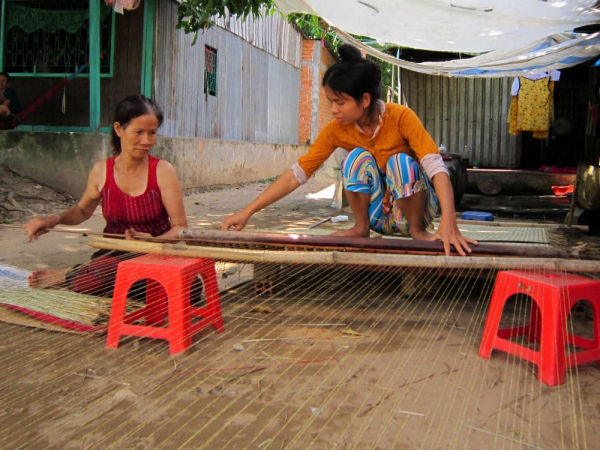 Sắc xuân ở làng nghề dệt chiếu của người Khmer -0