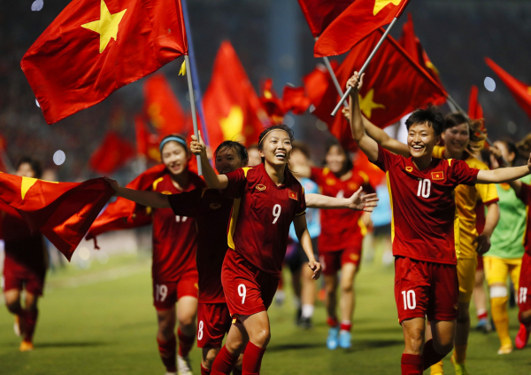 Đội tuyển bóng đá nữ Việt Nam ăn mừng huy chương vàng SEA Games lần thứ 7 - Ảnh: Ngọc Dương