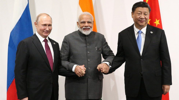 Tổng thống Nga Putin, Thủ tướng Ấn Độ Modi cùng Chủ tịch Trung Quốc Tập Cận Bình trong một cuộc họp thượng đỉnh của Khối BRICS. Photo: Reuters