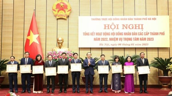 Chủ tịch HĐND thành phố Nguyễn Ngọc Tuấn trao bằng khen của UBND thành phố cho các tập thể (ảnh: P.Long)