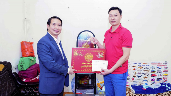 Phó Chủ nhiệm Văn phòng Quốc hội - Trợ lý Chủ tịch Quốc hội Phạm Thái Hà tặng quà Tết đoàn viên công đoàn Văn phòng Quốc hội -0