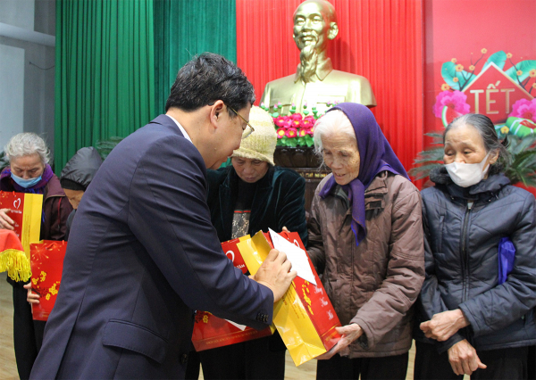 Chủ nhiệm Ủy ban Đối ngoại Vũ Hải Hà tặng quà tết gia đình chính sách tại Nam Định -0