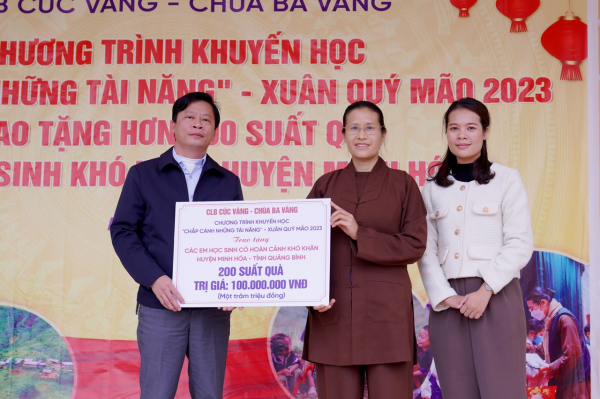 Câu lạc bộ Cúc Vàng trao 205 suất quà cho học sinh huyện Minh Hóa, Quảng Bình -0