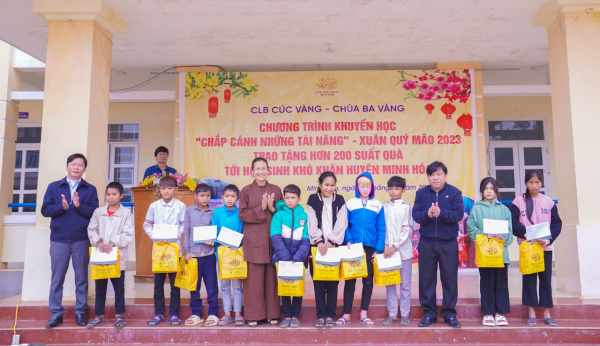 Câu lạc bộ Cúc Vàng trao hơn 200 suất quà cho học sinh huyện Minh Hóa, Quảng Bình -0