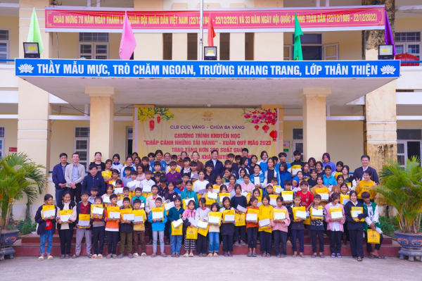 Câu lạc bộ Cúc Vàng trao hơn 200 suất quà cho học sinh huyện Minh Hóa, Quảng Bình -1