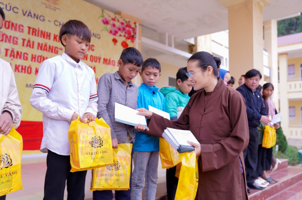 Câu lạc bộ Cúc Vàng trao hơn 200 suất quà cho học sinh huyện Minh Hóa, Quảng Bình -0