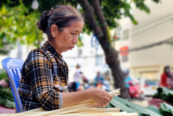 Chợ lá dong hơn nửa thế kỷ ở TP. Hồ Chí Minh nhộn nhịp ngày giáp Tết