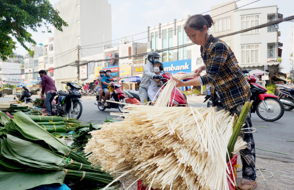 Chợ lá dong hơn nửa thế kỷ ở TP. Hồ Chí Minh nhộn nhịp ngày giáp Tết