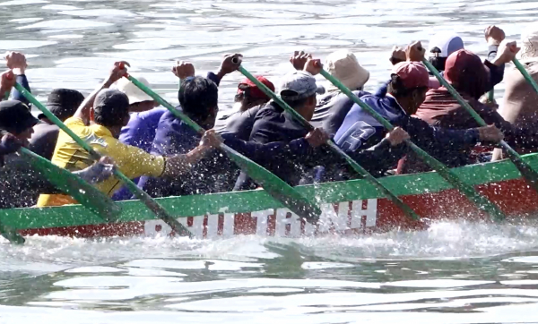 Bình Thuận: Ngư dân sôi nổi tập luyện đua thuyền trên dòng sông Cà Ty