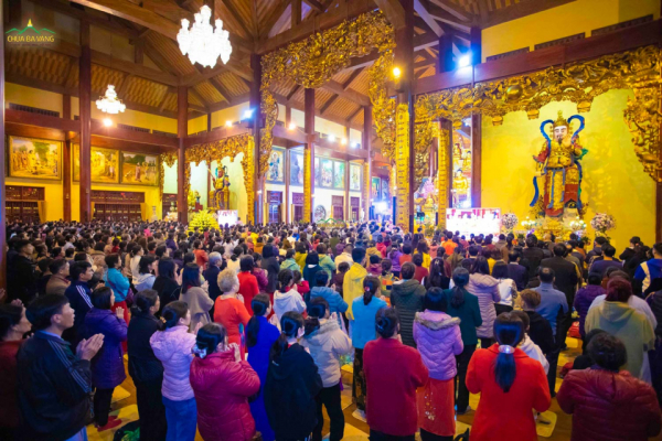 Những hình ảnh ấn tượng trong đêm giao thừa chào xuân Quý Mão tại chùa Ba Vàng -0