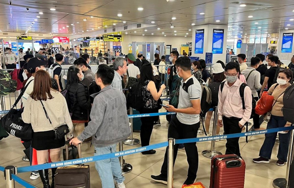Lượng khách qua sân bay Tân Sơn Nhất, Nội Bài liên tục phá đỉnh -0