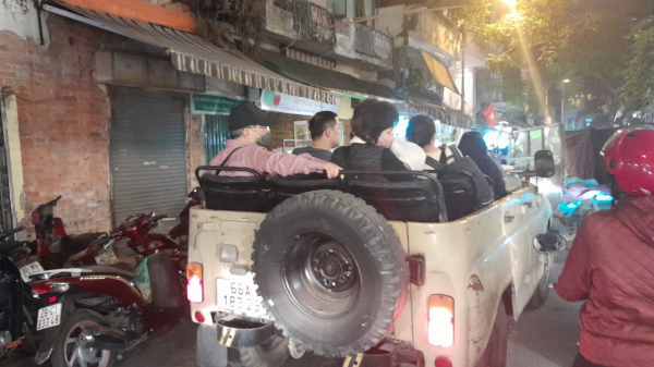 Hà Nội: Mối nguy từ hàng loạt xe “U oát” chở người chạy trên đường phố -0
