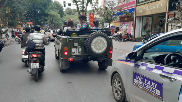 Hà Nội: Mối nguy từ hàng loạt xe “U oát” chở người chạy trên đường phố -0