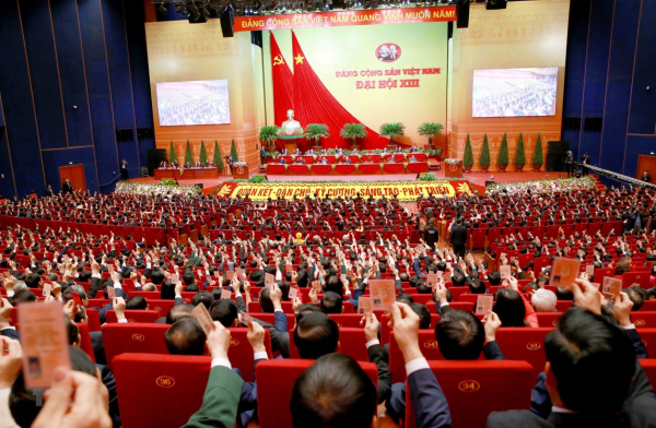 Các đại biểu thông qua Nghị quyết Đại hội XIII của Đảng - TTXVN