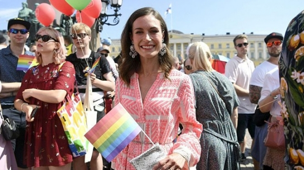 Thủ tướng Phần Lan Sanna Marin cầm cờ của cộng đồng LGBT trong một cuộc tuần hành hồi tháng 3.2022 - AFP