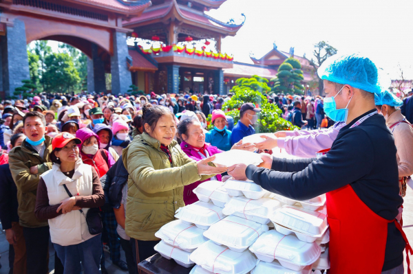 Hàng vạn suất cơm chay miễn phí phát tặng Phật tử, du khách thập phương - nét đẹp riêng có ở chùa Ba Vàng -0