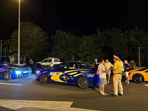 Cảnh sát chặn đoàn siêu xe trên cao tốc TP. Hồ Chí Minh- Dầu Giây, phạt hàng loạt lỗi -0