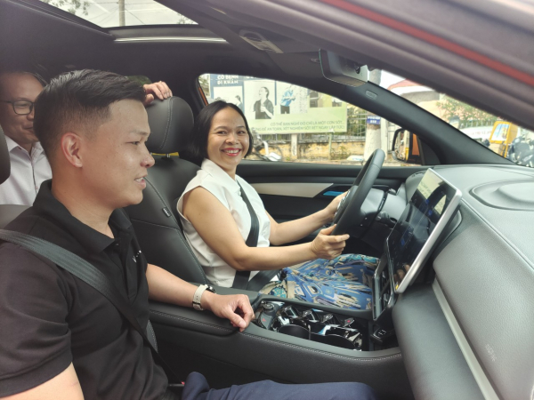 97% khách hàng hài lòng khi lái thử ô tô điện VinFast  -0
