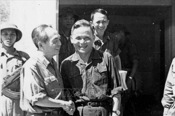 Đồng chí Chu Huy Mân, nguyên Tư lệnh Quân giải phóng Quân khu 5 và Đại tướng Võ Nguyên Giáp tại Sở Chỉ huy Quân đoàn 1 Ngụy quyền Sài Gòn sau ngày thành phố Đà Nẵng được giải phóng (tháng 3.1975) - Ảnh tư liệu TTXVN