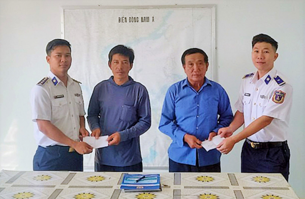 Cảnh sát biển bàn giao 2 thuyền viên của sà lan gặp nạn trên vùng biển tỉnh Bình Thuận -0