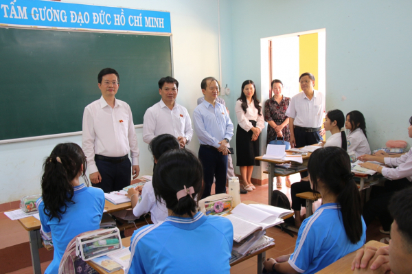 Đoàn giám sát của Ủy ban Thường vụ Quốc hội làm việc với Trường THPT Dân tộc Nội trú N’Trang Lơng, tỉnh Đắk Nông -0