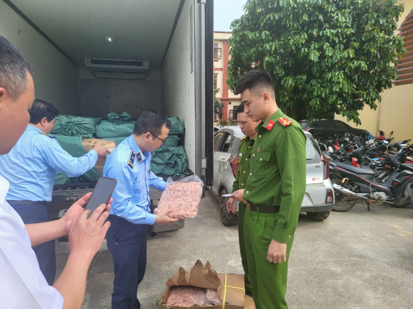Tạm giữ 2.000 kg chân gà rút xương vi phạm tại tỉnh Lạng Sơn -0